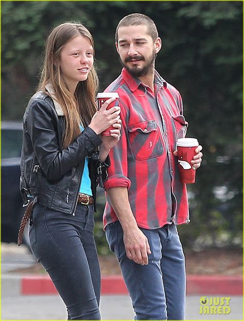 A história do casal Shia LaBeouf e Mia Goth:。